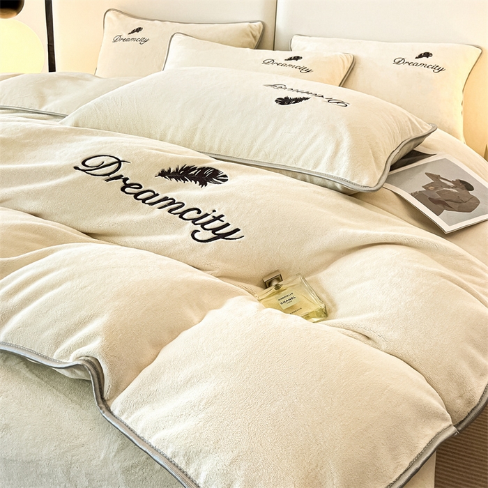 91家纺网 家纺一手货源 找家纺 梦幻之城 2025新款牛奶绒刺绣款四件套-寐羽C款 寐羽-奶芋色