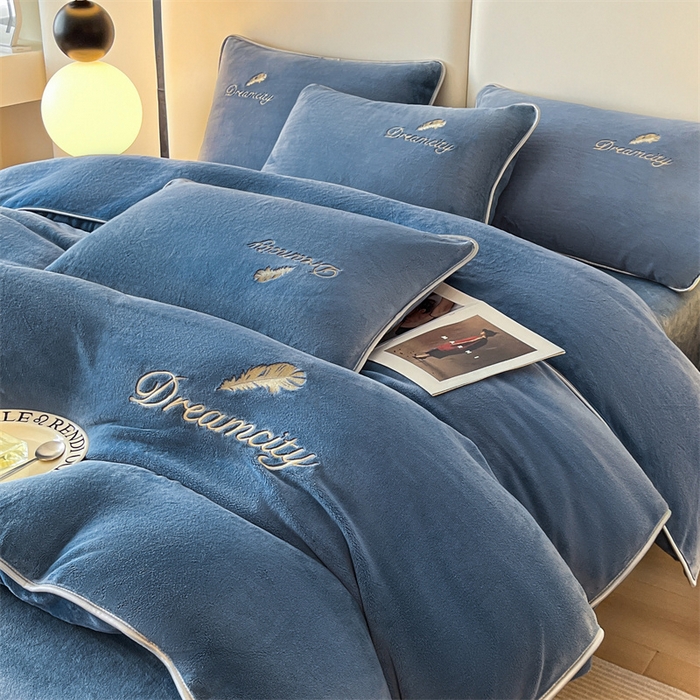 91家纺网 家纺一手货源 找家纺 梦幻之城 2025新款牛奶绒刺绣款四件套-寐羽C款 寐羽-宾利蓝