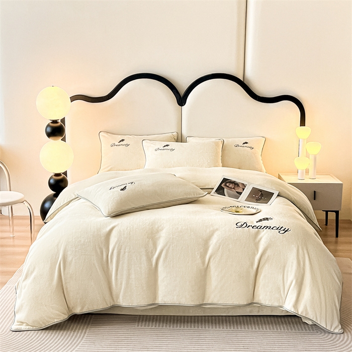 91家纺网 家纺一手货源 找家纺 梦幻之城 2025新款牛奶绒刺绣款四件套-寐羽C款 寐羽-奶芋色