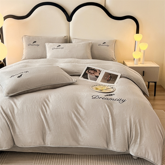 91家纺网 家纺一手货源 找家纺 梦幻之城 2025新款牛奶绒刺绣款四件套-寐羽C款 寐羽-香草灰