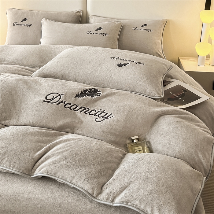 91家纺网 家纺一手货源 找家纺 梦幻之城 2025新款牛奶绒刺绣款四件套-寐羽C款 寐羽-香草灰