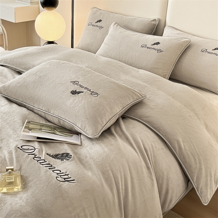 91家纺网 家纺一手货源 找家纺 梦幻之城 2025新款牛奶绒刺绣款四件套-寐羽C款 寐羽-香草灰