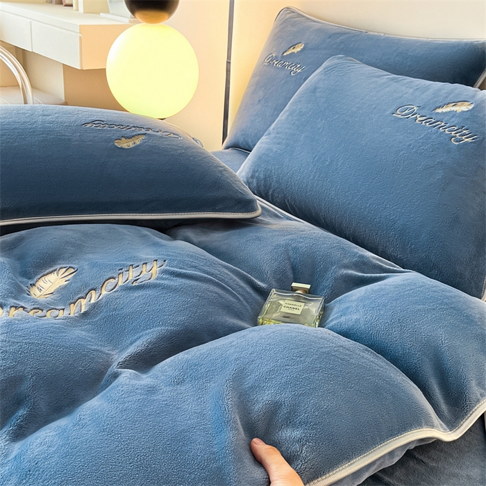 91家纺网 家纺一手货源 找家纺 梦幻之城 2025新款牛奶绒刺绣款四件套-寐羽C款 寐羽-宾利蓝