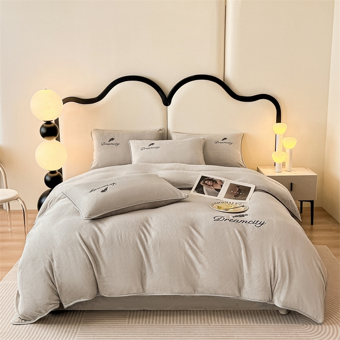 91家纺网 家纺一手货源 找家纺 梦幻之城 2025新款牛奶绒刺绣款四件套-寐羽C款 寐羽-香草灰