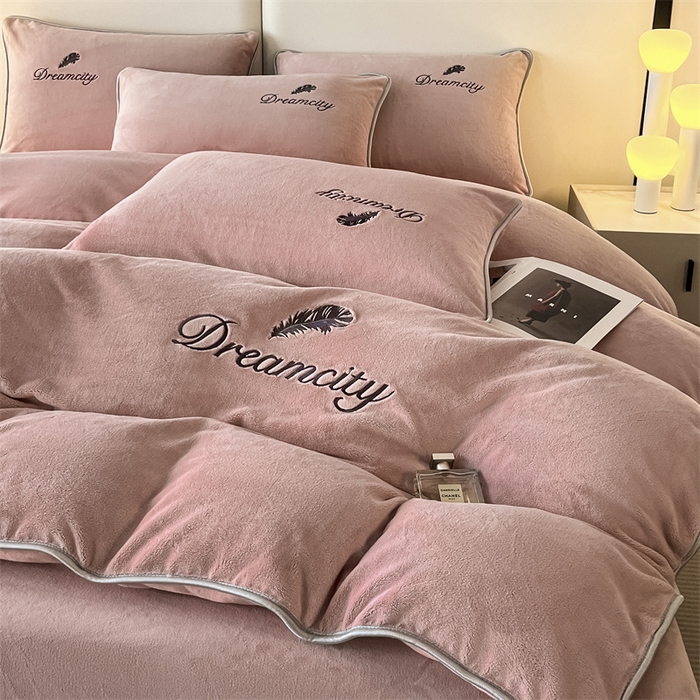 91家纺网 家纺一手货源 找家纺 梦幻之城 2025新款牛奶绒刺绣款四件套-寐羽C款 寐羽-可可粉