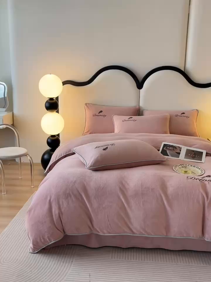 91家纺网 家纺一手货源 找家纺 梦幻之城 2025新款牛奶绒刺绣款四件套-寐羽C款 寐羽-可可粉