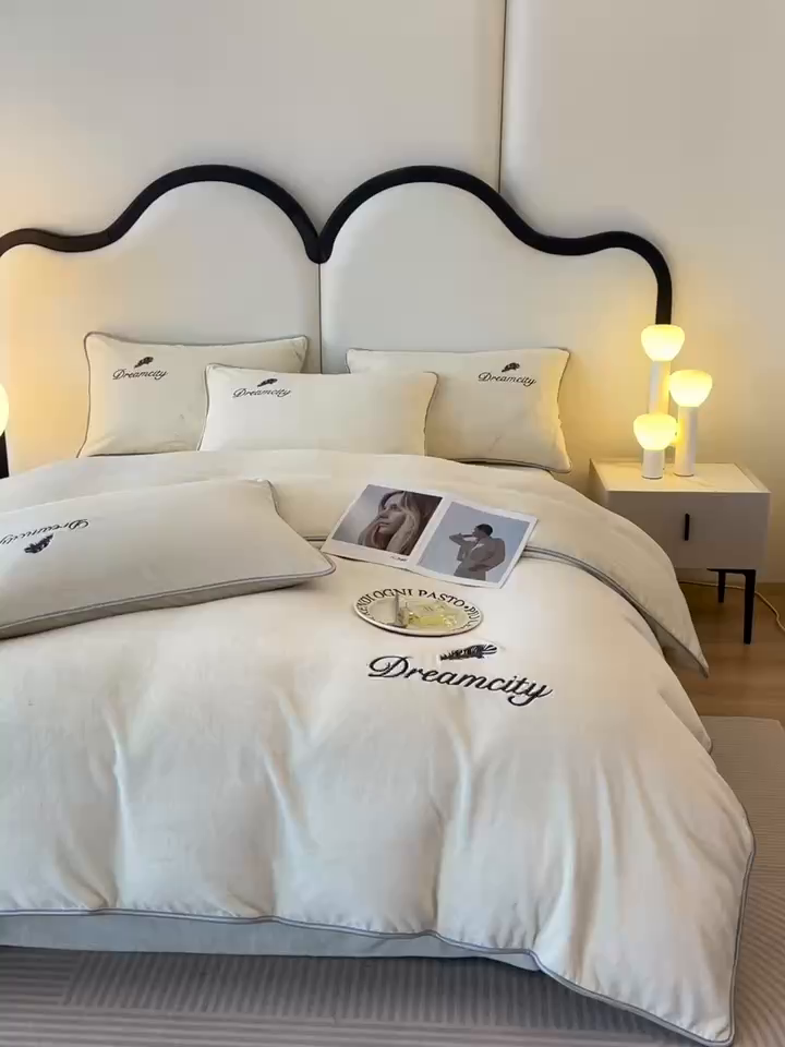 91家纺网 家纺一手货源 找家纺 梦幻之城 2025新款牛奶绒刺绣款四件套-寐羽C款 寐羽-奶芋色