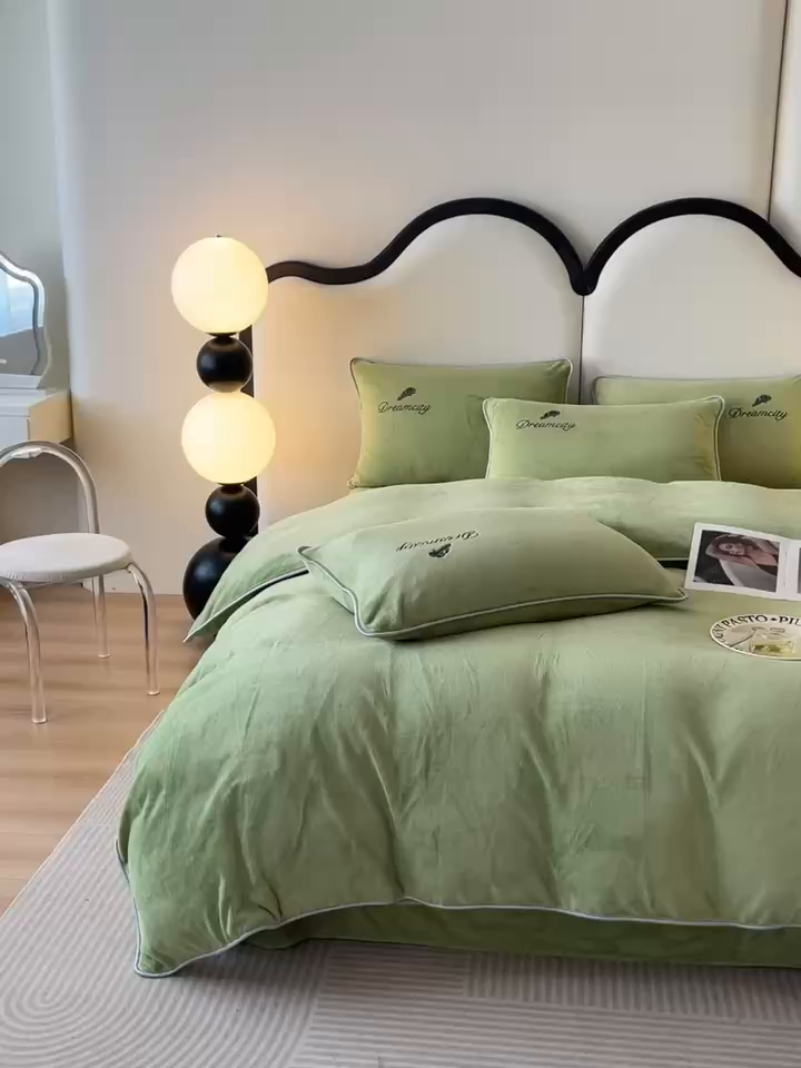 91家纺网 家纺一手货源 找家纺 梦幻之城 2025新款牛奶绒刺绣款四件套-寐羽C款 寐羽-月白绿