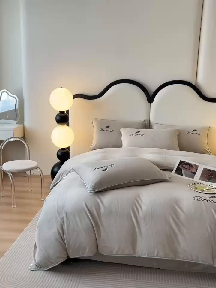 91家纺网 家纺一手货源 找家纺 梦幻之城 2025新款牛奶绒刺绣款四件套-寐羽C款 寐羽-香草灰