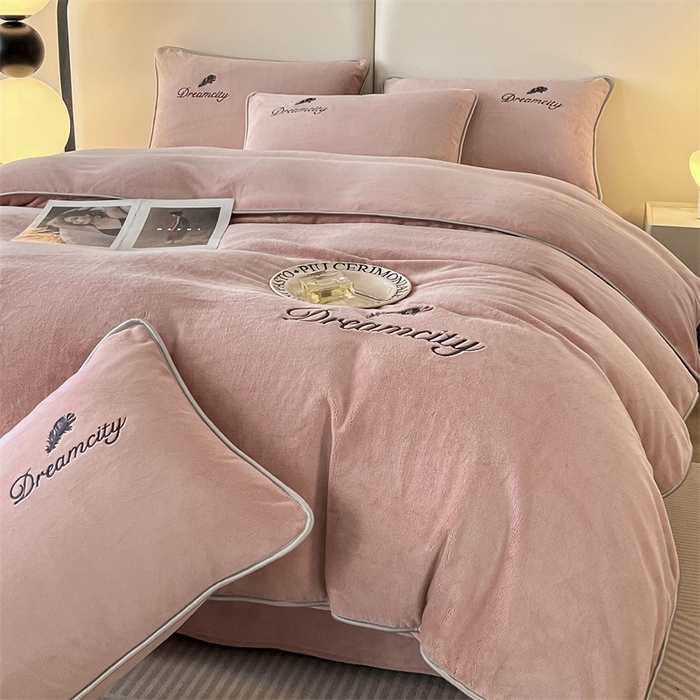 91家纺网 家纺一手货源 找家纺 梦幻之城 2025新款牛奶绒刺绣款四件套-寐羽C款 寐羽-可可粉