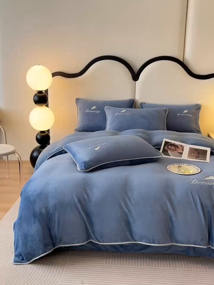 91家纺网 家纺一手货源 找家纺 梦幻之城 2025新款牛奶绒刺绣款四件套-寐羽C款 寐羽-宾利蓝