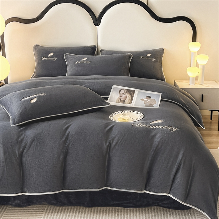 91家纺网 家纺一手货源 找家纺 梦幻之城 2025新款牛奶绒刺绣款四件套-寐羽C款 寐羽-绅士灰