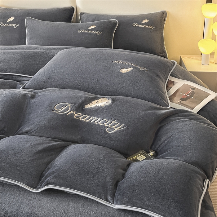 91家纺网 家纺一手货源 找家纺 梦幻之城 2025新款牛奶绒刺绣款四件套-寐羽C款 寐羽-绅士灰