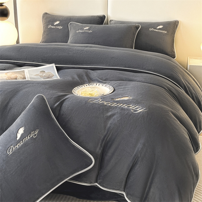 91家纺网 家纺一手货源 找家纺 梦幻之城 2025新款牛奶绒刺绣款四件套-寐羽C款 寐羽-绅士灰