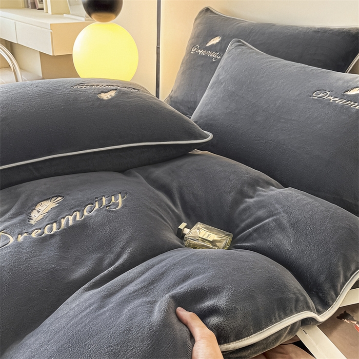 91家纺网 家纺一手货源 找家纺 梦幻之城 2025新款牛奶绒刺绣款四件套-寐羽C款 寐羽-绅士灰