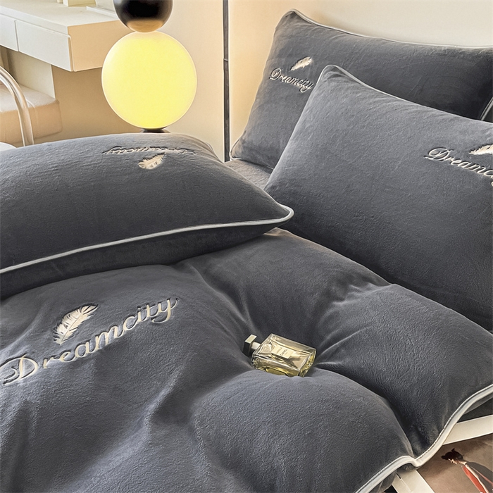 91家纺网 家纺一手货源 找家纺 梦幻之城 2025新款牛奶绒刺绣款四件套-寐羽C款 寐羽-绅士灰