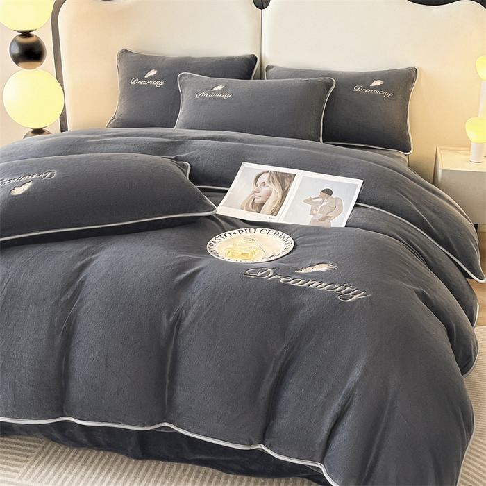 91家纺网 家纺一手货源 找家纺 梦幻之城 2025新款牛奶绒刺绣款四件套-寐羽C款 寐羽-绅士灰