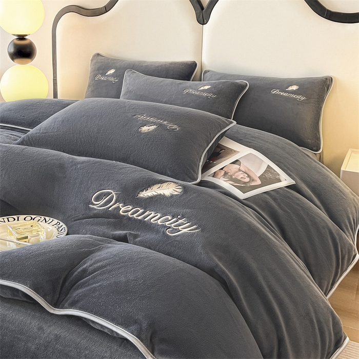 91家纺网 家纺一手货源 找家纺 梦幻之城 2025新款牛奶绒刺绣款四件套-寐羽C款 寐羽-绅士灰