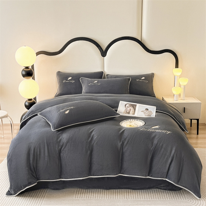 91家纺网 家纺一手货源 找家纺 梦幻之城 2025新款牛奶绒刺绣款四件套-寐羽C款 寐羽-绅士灰