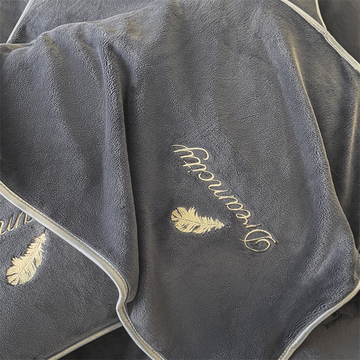 91家纺网 家纺一手货源 找家纺 梦幻之城 2025新款牛奶绒刺绣款四件套-寐羽C款 寐羽-绅士灰