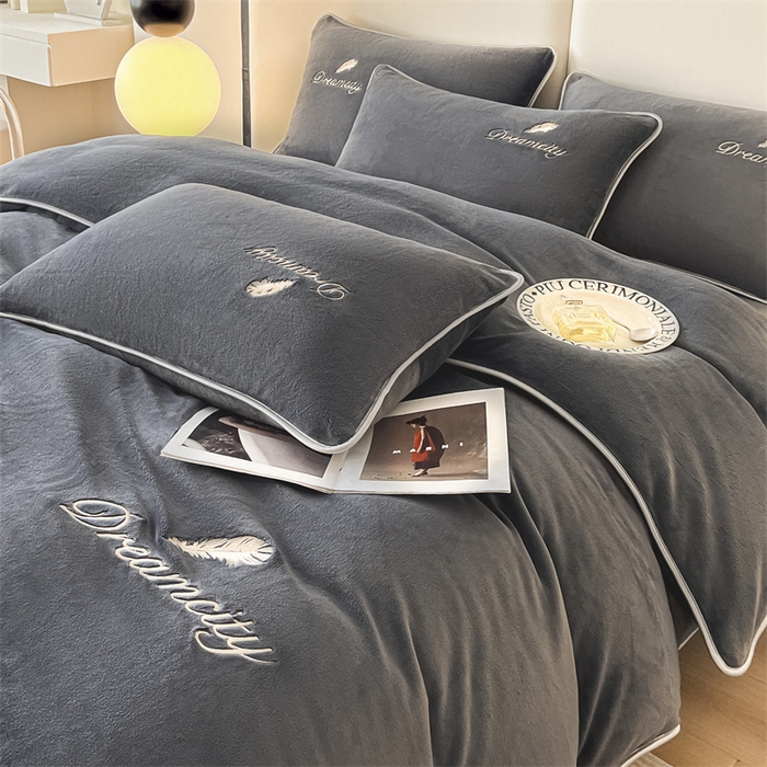 91家纺网 家纺一手货源 找家纺 梦幻之城 2025新款牛奶绒刺绣款四件套-寐羽C款 寐羽-绅士灰