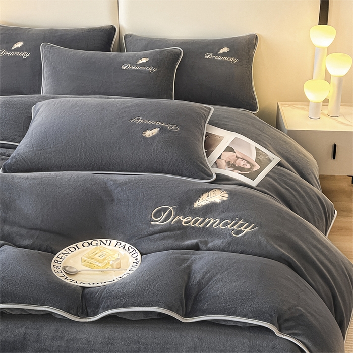 91家纺网 家纺一手货源 找家纺 梦幻之城 2025新款牛奶绒刺绣款四件套-寐羽C款 寐羽-绅士灰