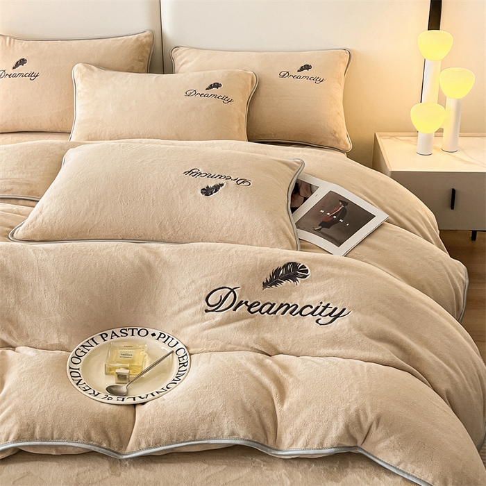 91家纺网 家纺一手货源 找家纺 梦幻之城 2025新款牛奶绒刺绣款四件套-寐羽C款 寐羽-香槟色