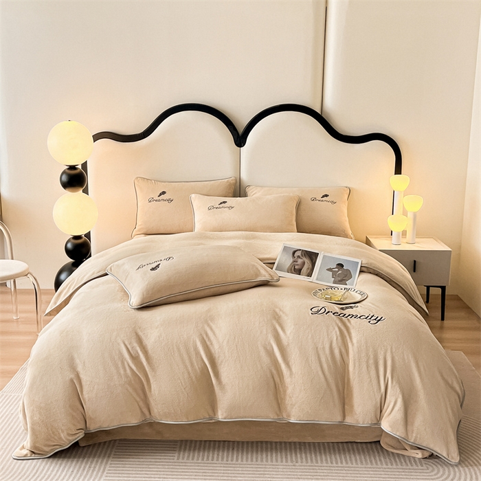 91家纺网 家纺一手货源 找家纺 梦幻之城 2025新款牛奶绒刺绣款四件套-寐羽C款 寐羽-香槟色