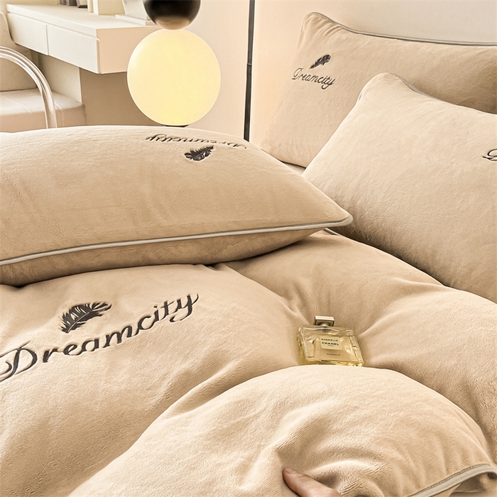 91家纺网 家纺一手货源 找家纺 梦幻之城 2025新款牛奶绒刺绣款四件套-寐羽C款 寐羽-香槟色