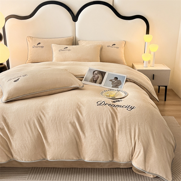 91家纺网 家纺一手货源 找家纺 梦幻之城 2025新款牛奶绒刺绣款四件套-寐羽C款 寐羽-香槟色