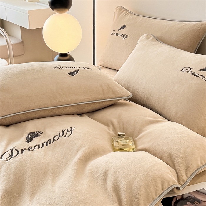 91家纺网 家纺一手货源 找家纺 梦幻之城 2025新款牛奶绒刺绣款四件套-寐羽C款 寐羽-香槟色