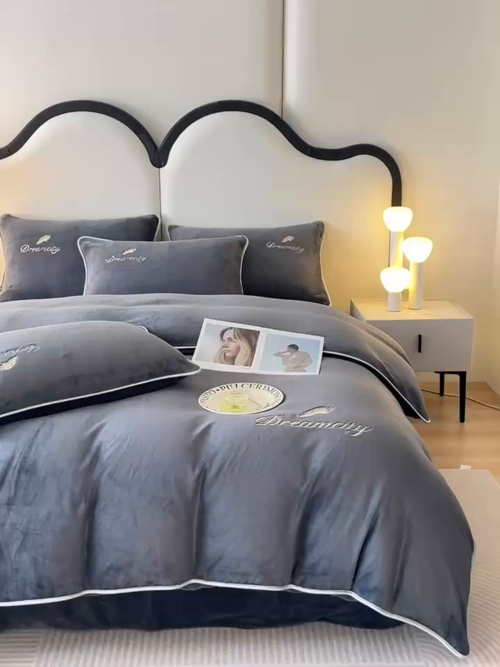 91家纺网 家纺一手货源 找家纺 梦幻之城 2025新款牛奶绒刺绣款四件套-寐羽C款 寐羽-绅士灰