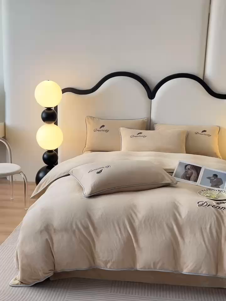 91家纺网 家纺一手货源 找家纺 梦幻之城 2025新款牛奶绒刺绣款四件套-寐羽C款 寐羽-香槟色