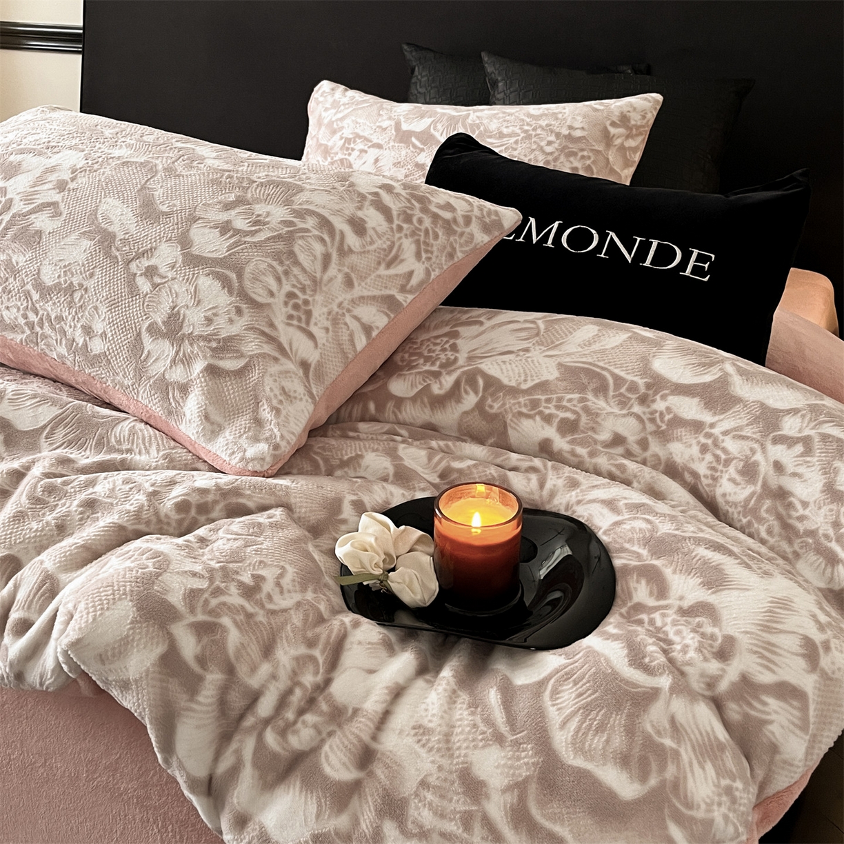 91家纺网 家纺一手货源 找家纺 （总）梦幻之城 2025新款雕花牛奶绒系列四件套-丽娜