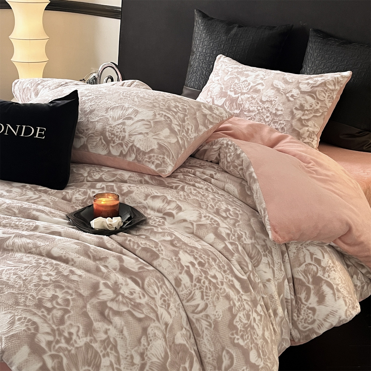 91家纺网 家纺一手货源 找家纺 （总）梦幻之城 2025新款雕花牛奶绒系列四件套-丽娜