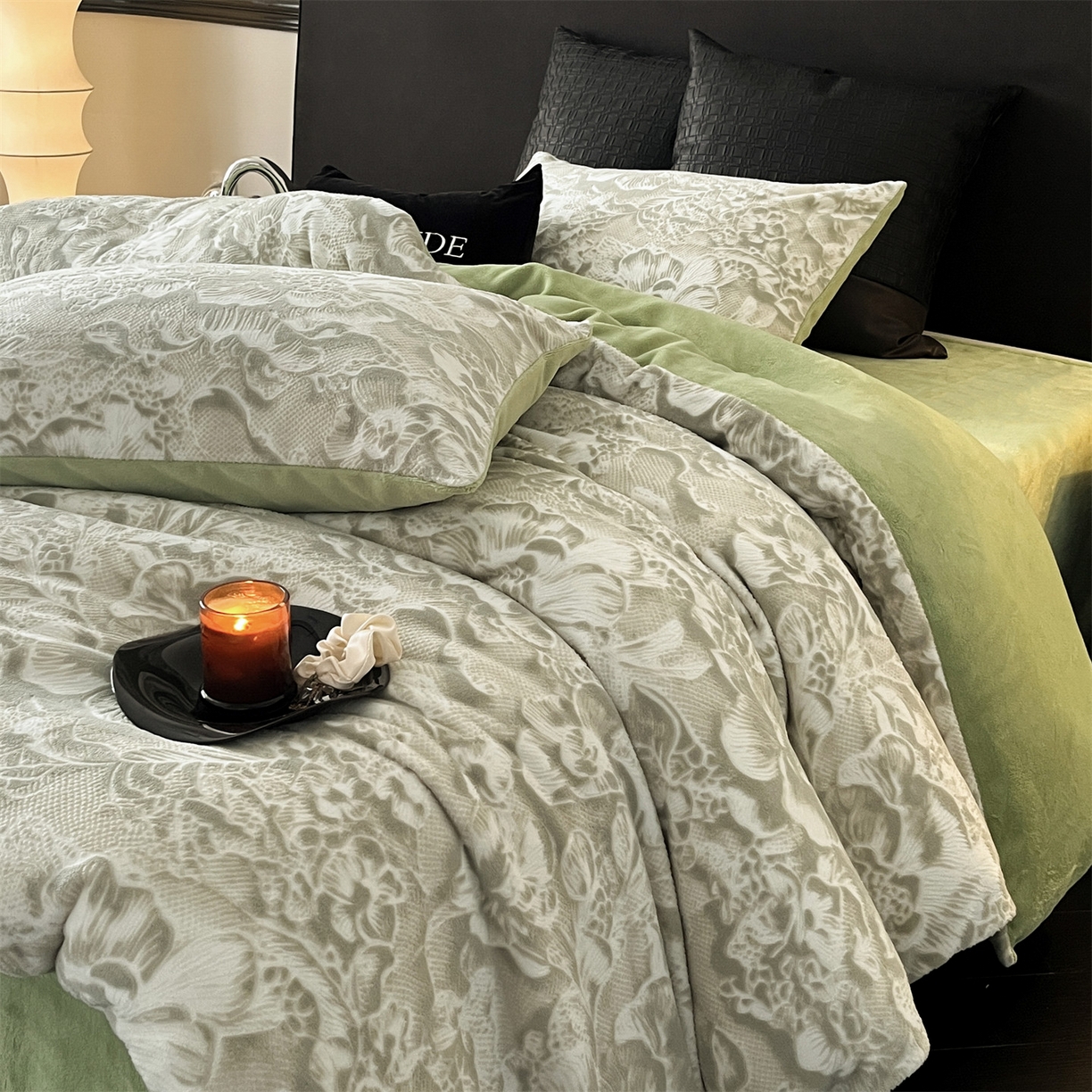 91家纺网 家纺一手货源 找家纺 梦幻之城 2025新款雕花牛奶绒系列四件套-丽娜 丽娜-月白绿