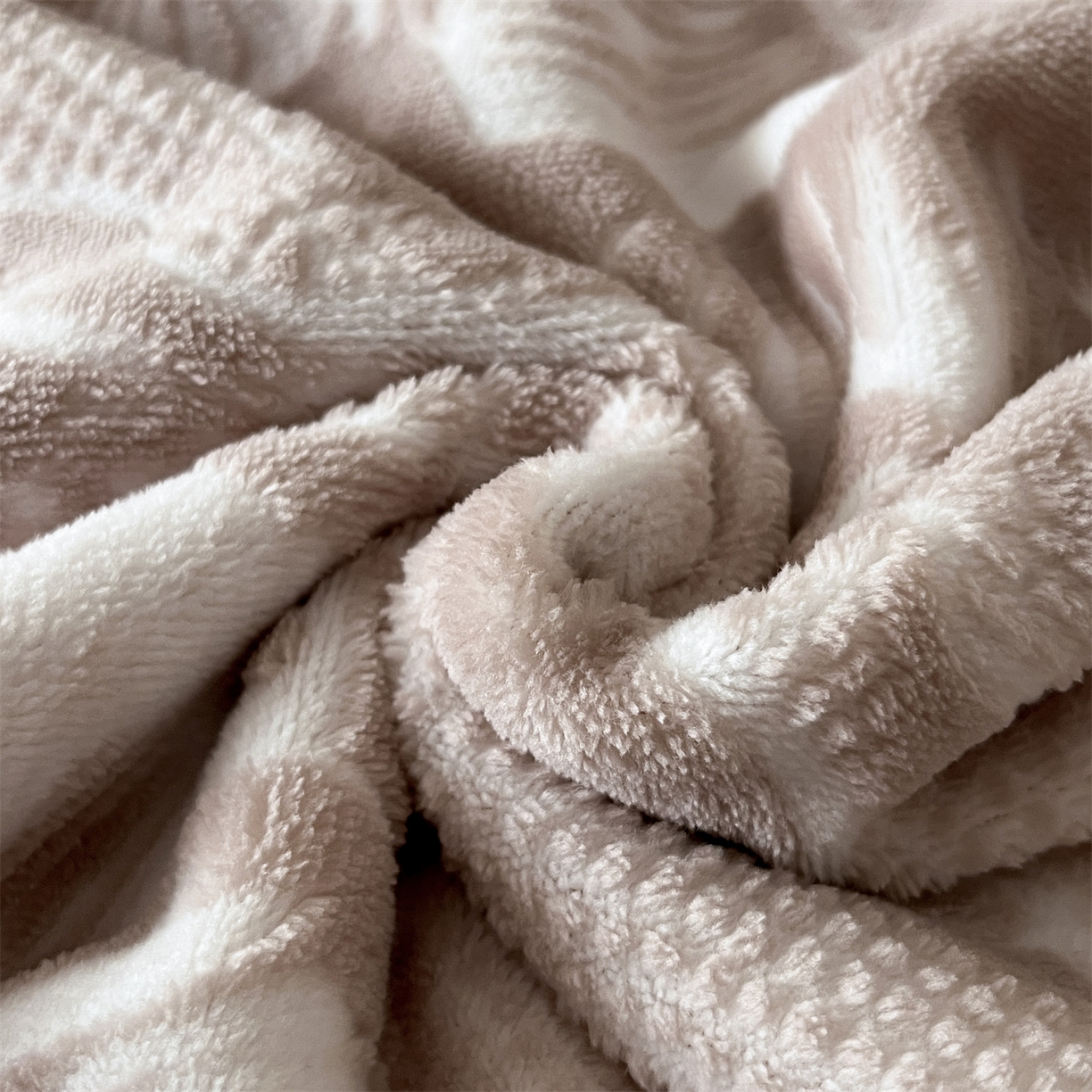 91家纺网 家纺一手货源 找家纺 （总）梦幻之城 2025新款雕花牛奶绒系列四件套-丽娜