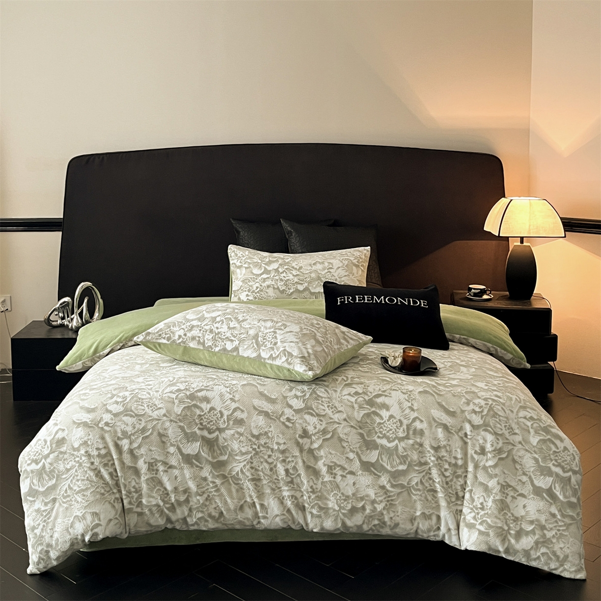 91家纺网 家纺一手货源 找家纺 梦幻之城 2025新款雕花牛奶绒系列四件套-丽娜 丽娜-月白绿