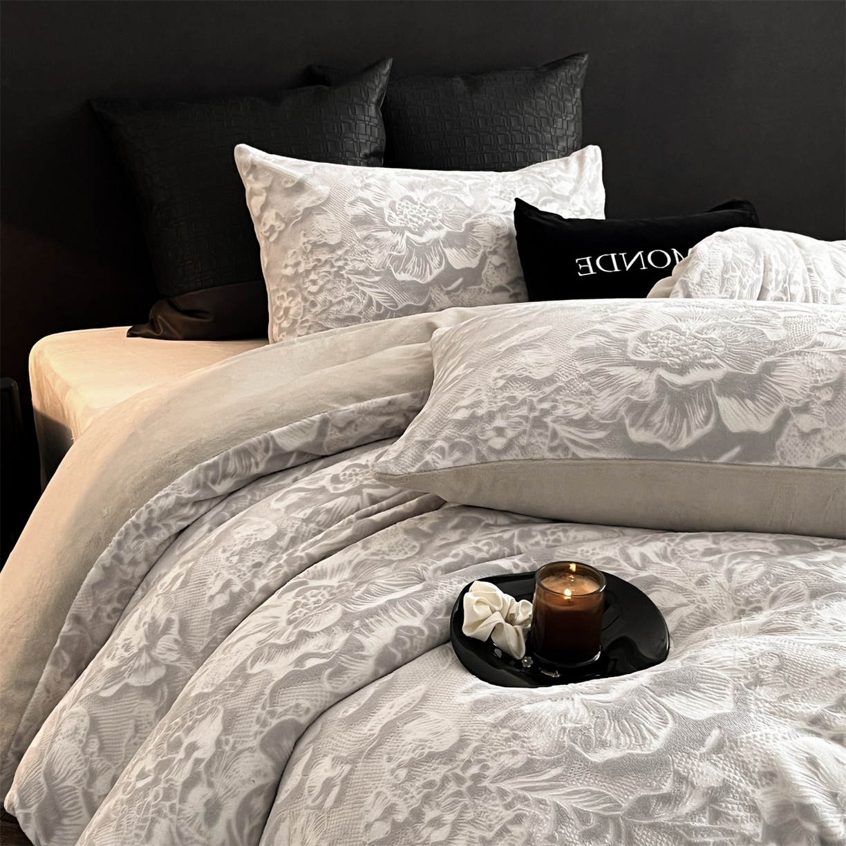 91家纺网 家纺一手货源 找家纺 梦幻之城 2025新款雕花牛奶绒系列四件套-丽娜 丽娜-香草灰