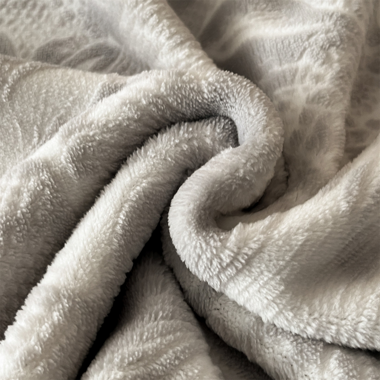 91家纺网 家纺一手货源 找家纺 梦幻之城 2025新款雕花牛奶绒系列四件套-丽娜 丽娜-香草灰