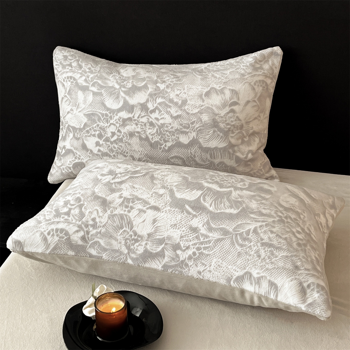 91家纺网 家纺一手货源 找家纺 梦幻之城 2025新款雕花牛奶绒系列四件套-丽娜 丽娜-香草灰