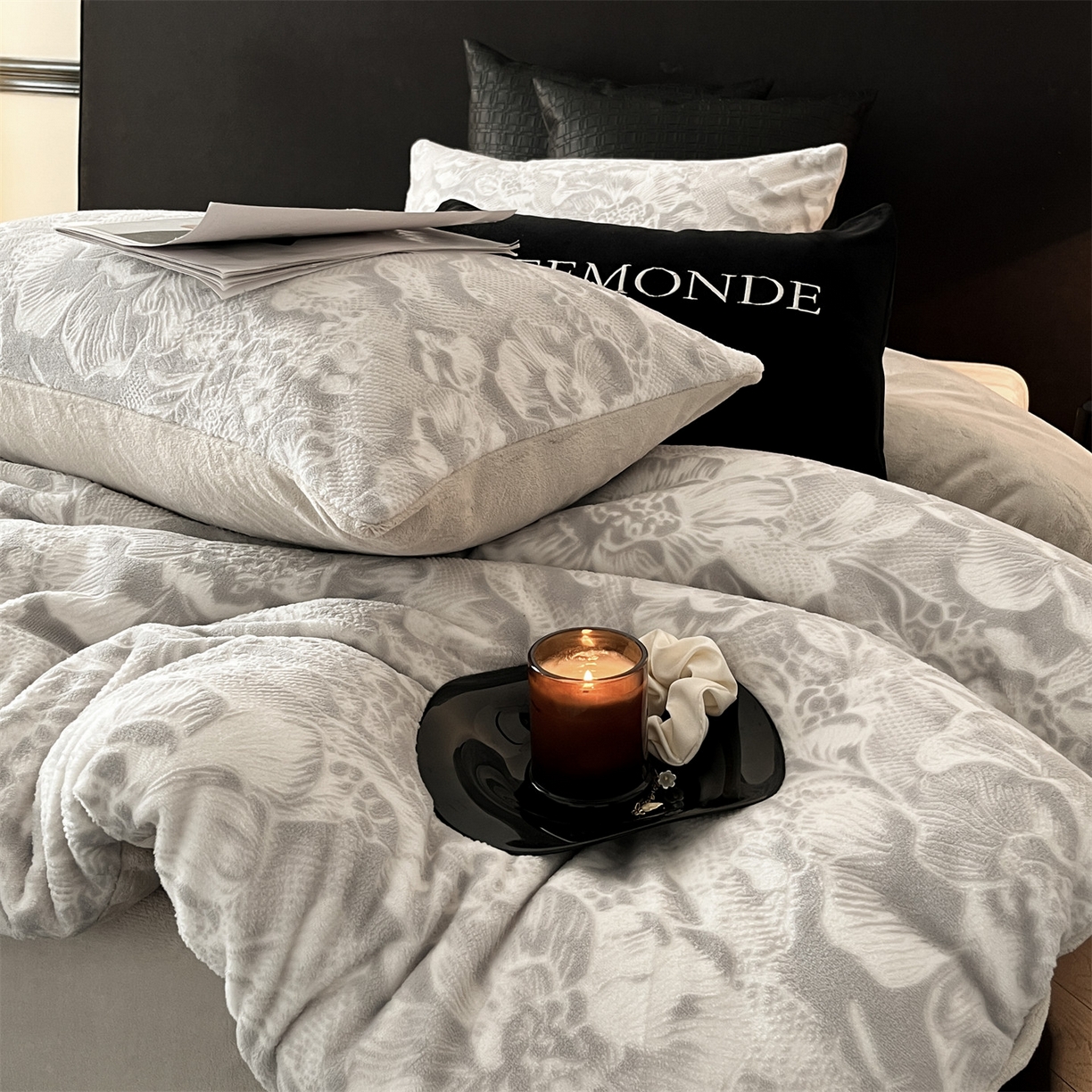 91家纺网 家纺一手货源 找家纺 梦幻之城 2025新款雕花牛奶绒系列四件套-丽娜 丽娜-香草灰