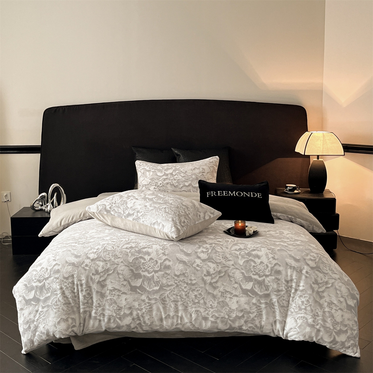 91家纺网 家纺一手货源 找家纺 梦幻之城 2025新款雕花牛奶绒系列四件套-丽娜 丽娜-香草灰