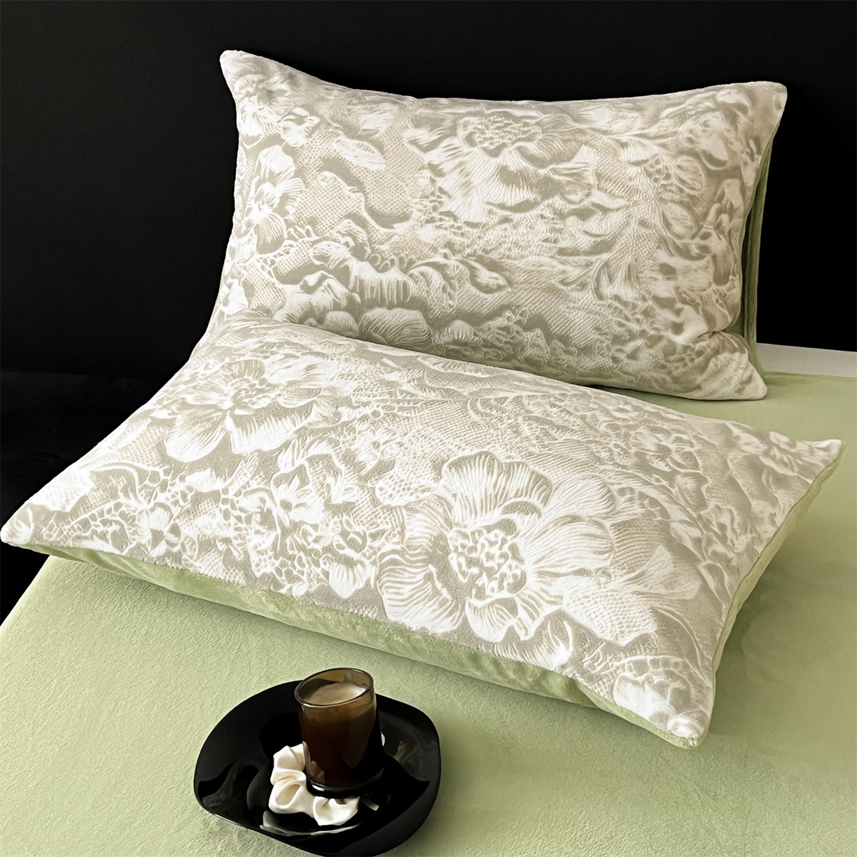 91家纺网 家纺一手货源 找家纺 梦幻之城 2025新款雕花牛奶绒系列四件套-丽娜 丽娜-月白绿