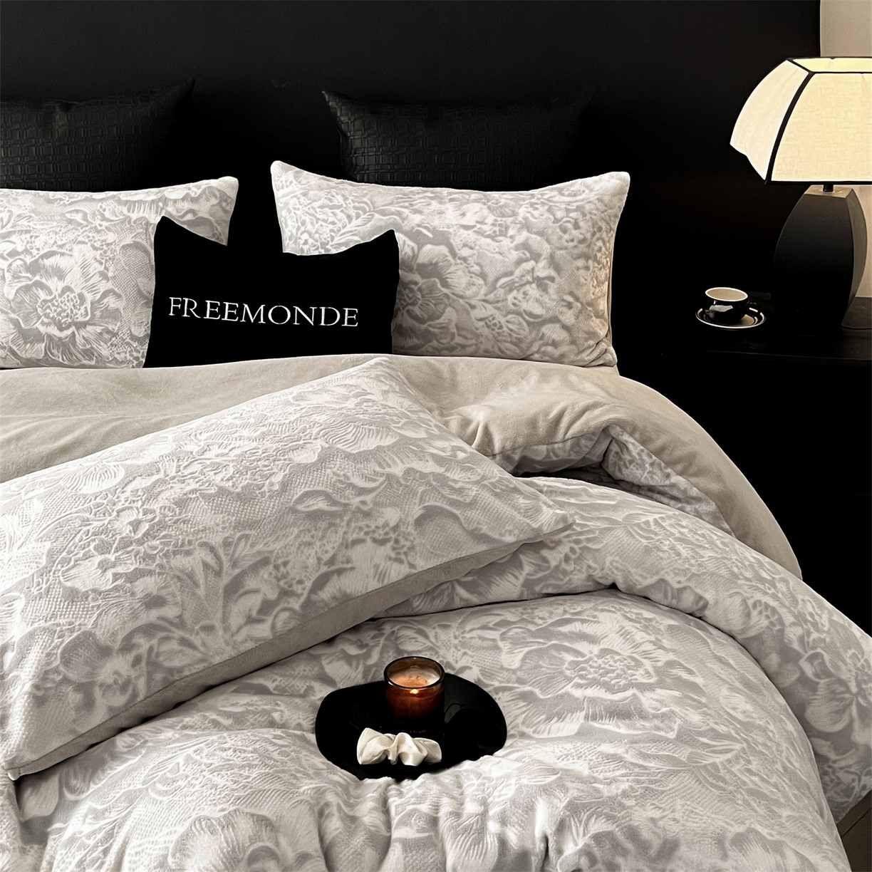 91家纺网 家纺一手货源 找家纺 梦幻之城 2025新款雕花牛奶绒系列四件套-丽娜 丽娜-香草灰