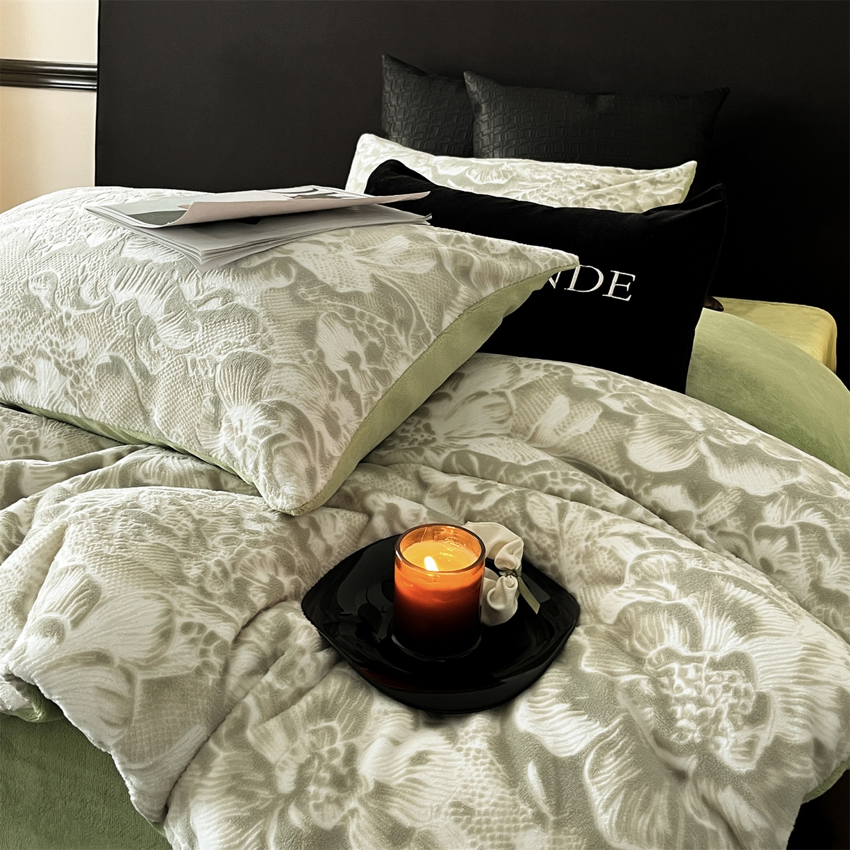 91家纺网 家纺一手货源 找家纺 梦幻之城 2025新款雕花牛奶绒系列四件套-丽娜 丽娜-月白绿