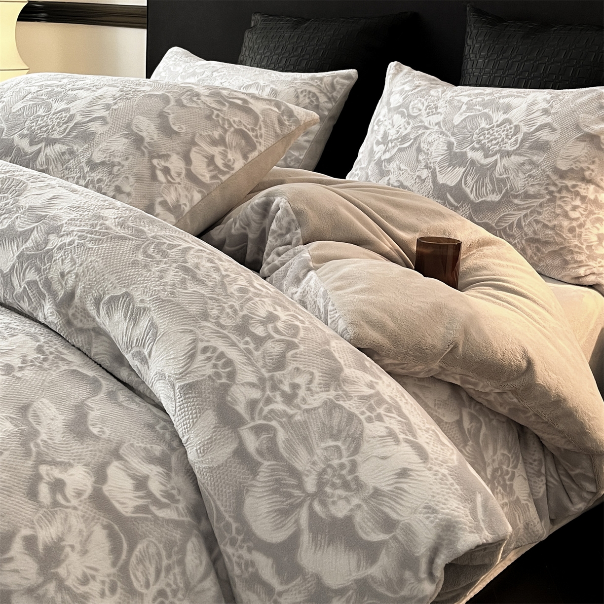 梦幻之城 2025新款雕花牛奶绒系列四件套-丽娜 丽娜-香草灰