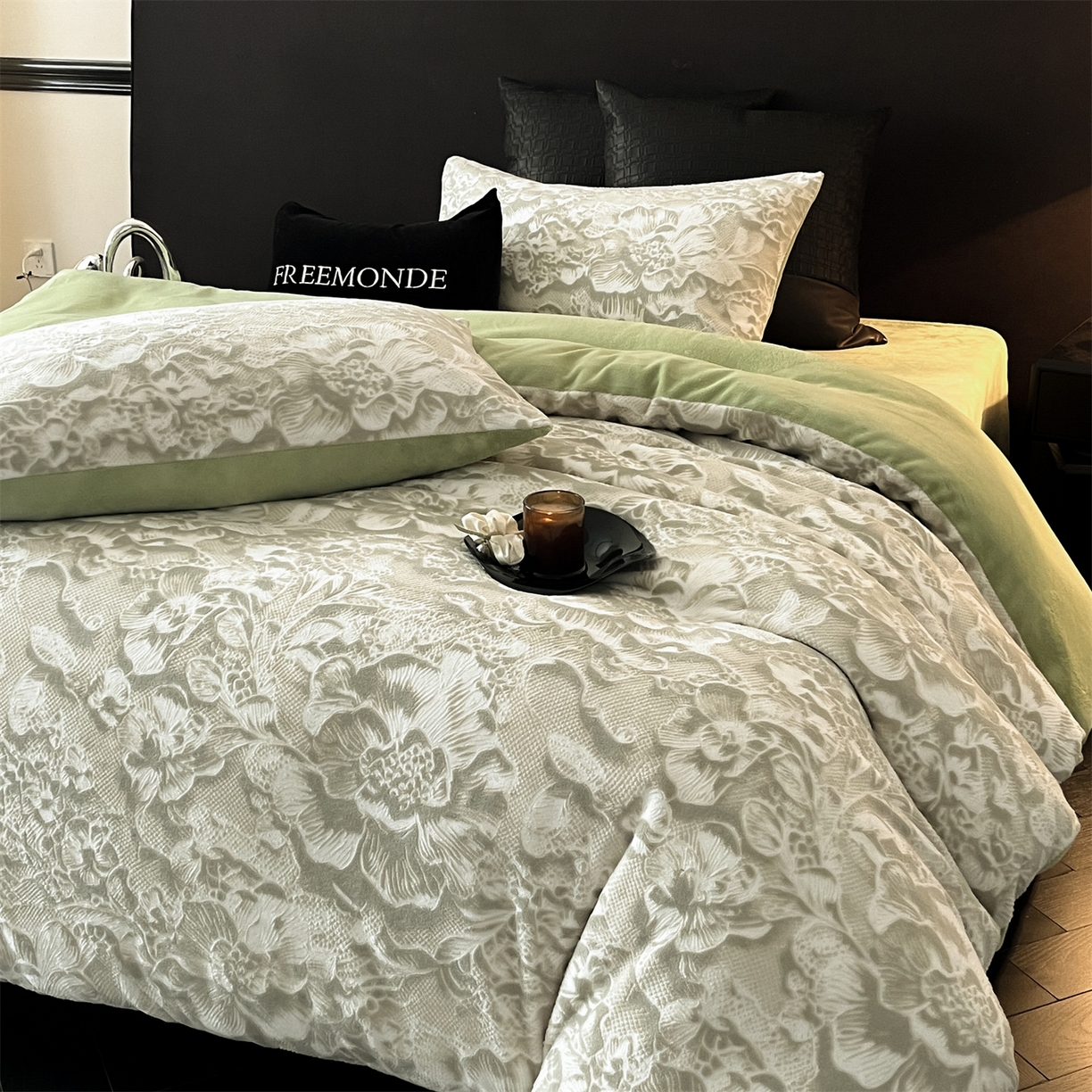 91家纺网 家纺一手货源 找家纺 梦幻之城 2025新款雕花牛奶绒系列四件套-丽娜 丽娜-月白绿