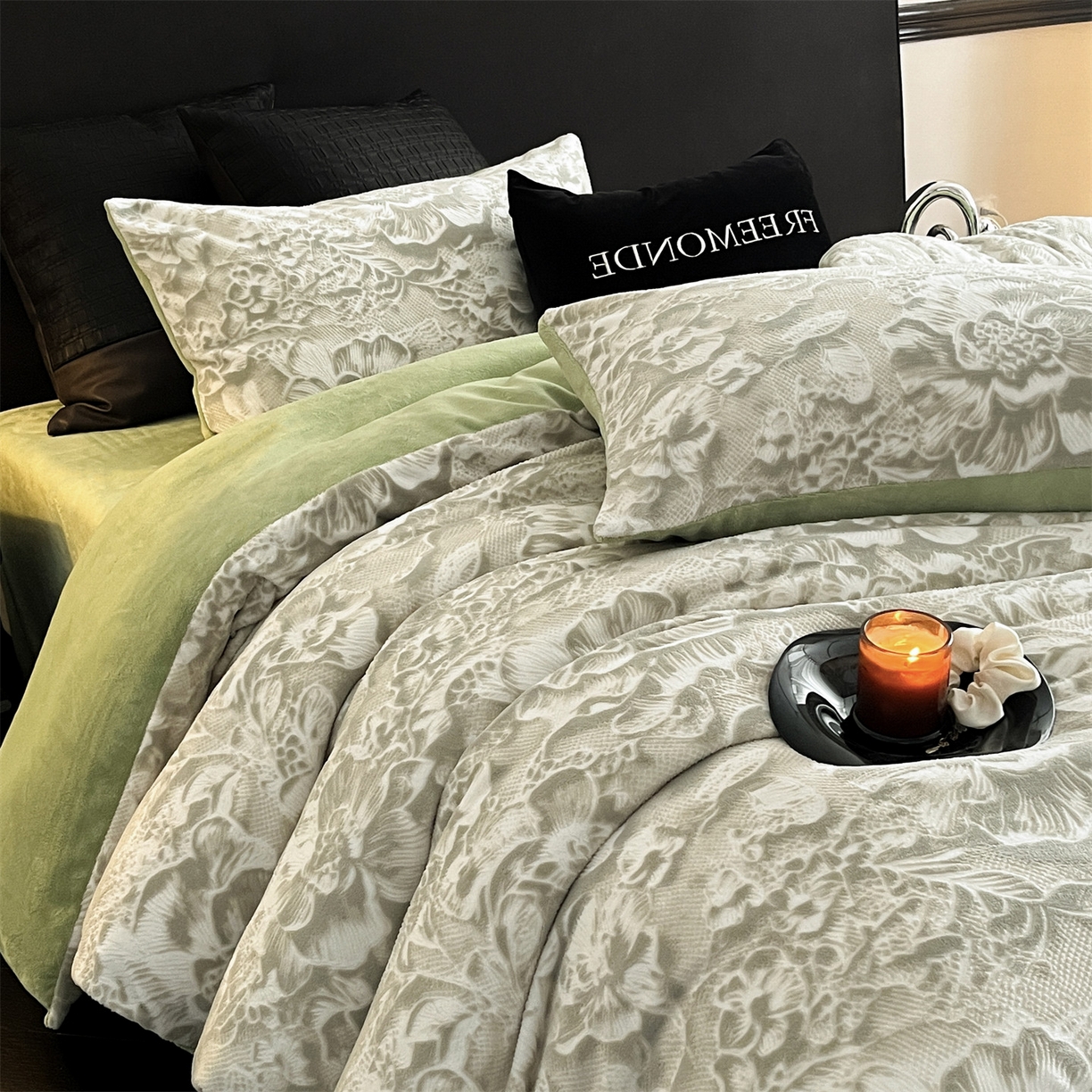 91家纺网 家纺一手货源 找家纺 梦幻之城 2025新款雕花牛奶绒系列四件套-丽娜 丽娜-月白绿