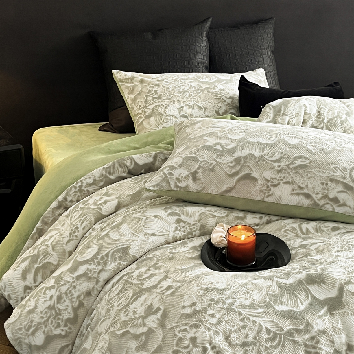 91家纺网 家纺一手货源 找家纺 梦幻之城 2025新款雕花牛奶绒系列四件套-丽娜 丽娜-月白绿